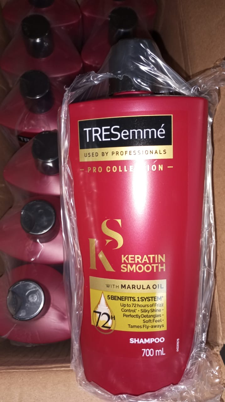 Tresemme Shampoo Keratin Smooth (700 ml).