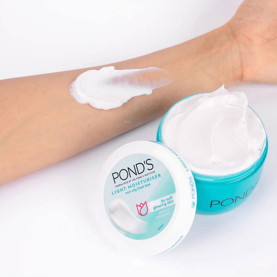 Pond’s Fresh Glow Light Moisturiser with Vitamin E + Glycerine